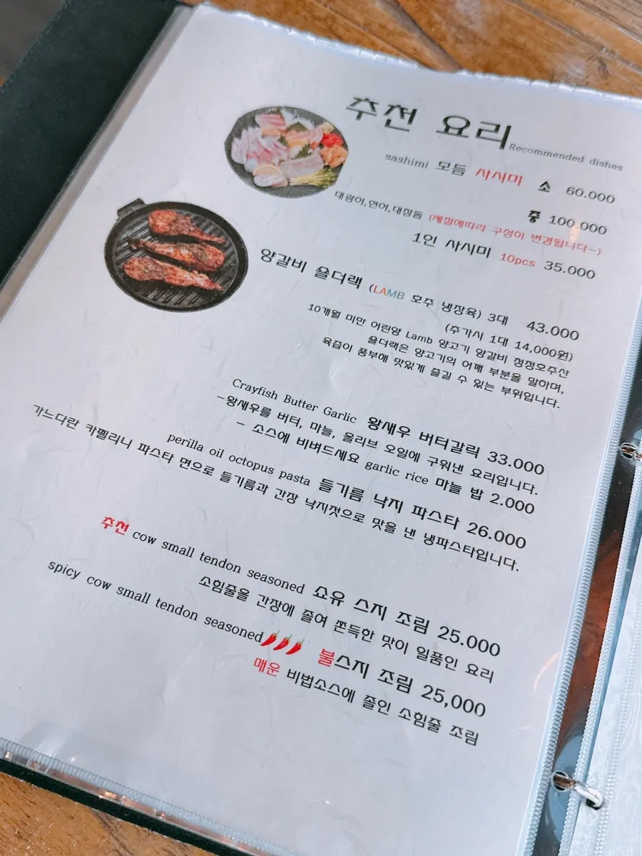 건물 사이로 넘어가는 일몰