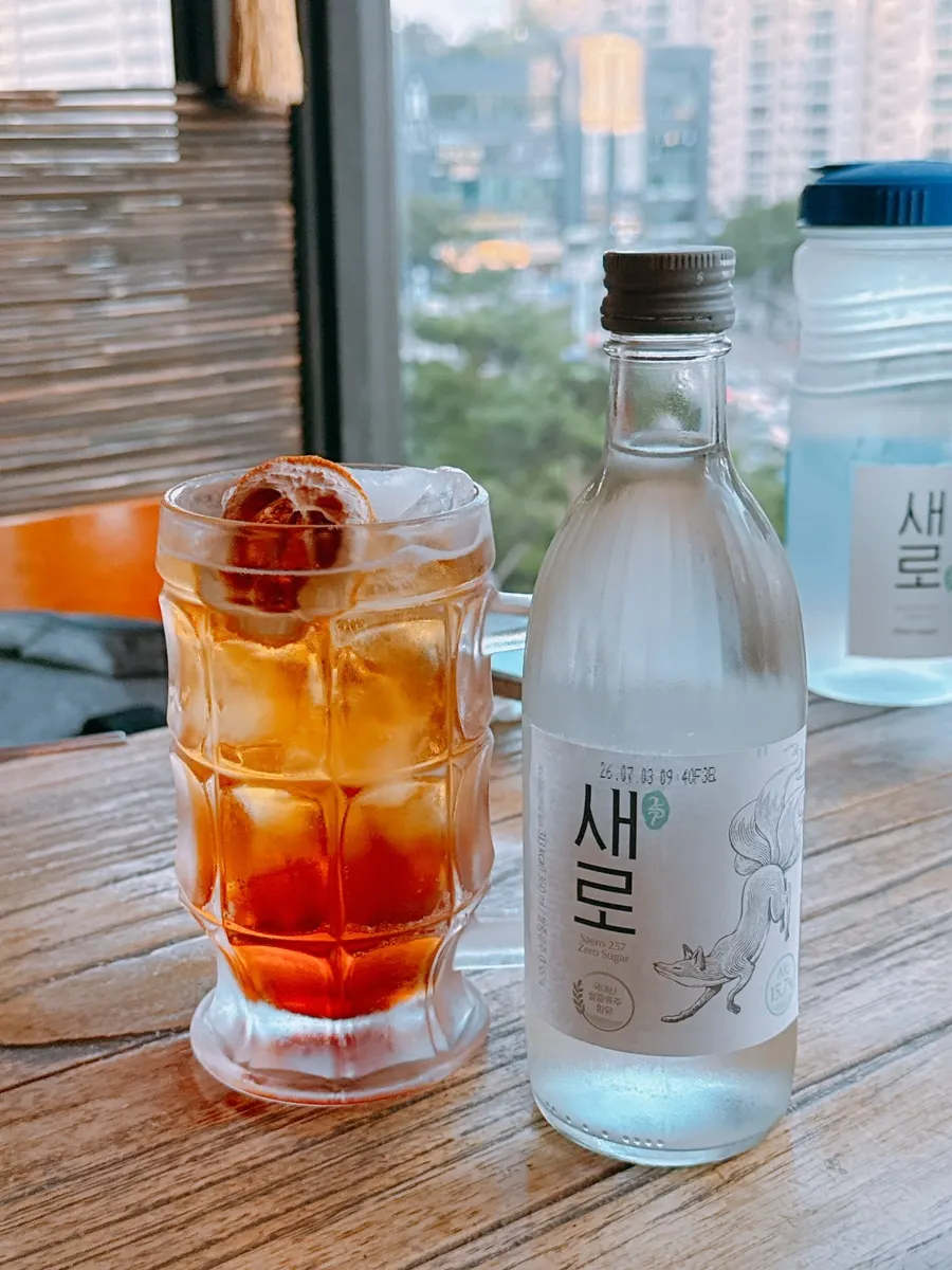 얼그레이 하이볼과 소주 한 병