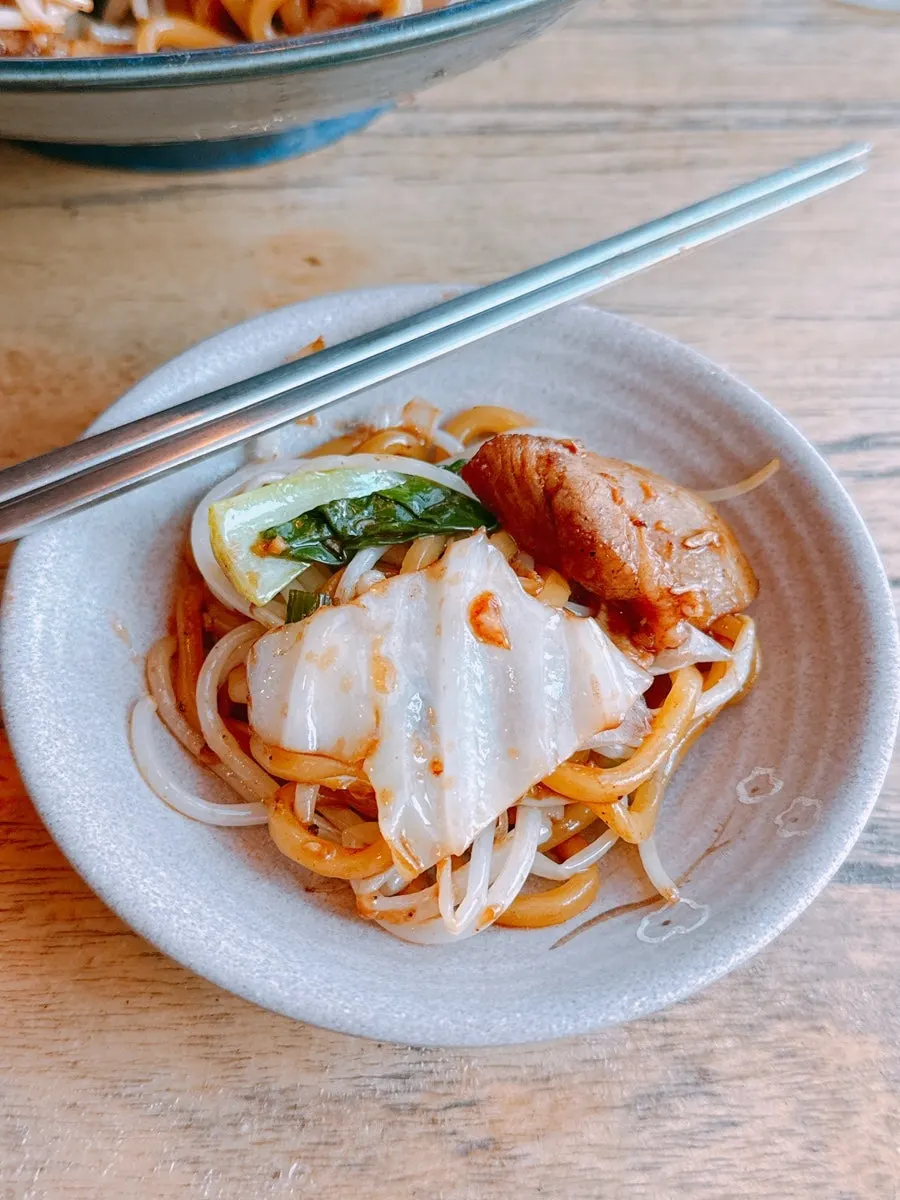 야끼소바와 술잔이 놓인 테이블
