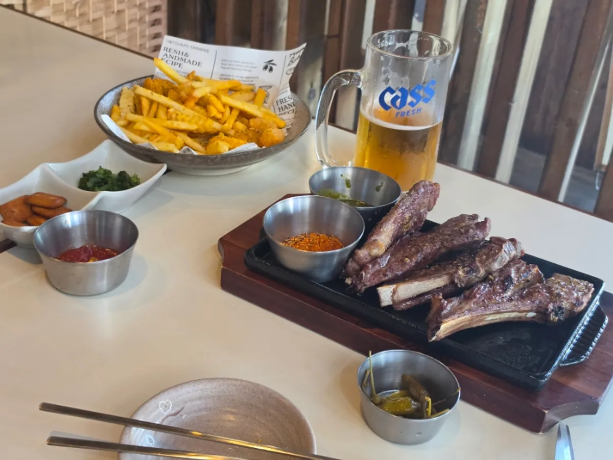 Lamb shoulder rack table setting at Nani Yeouido Branch