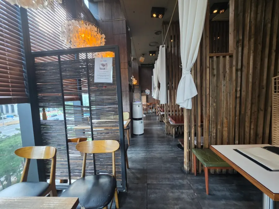 Indoor seating at Nani Yeouido Branch