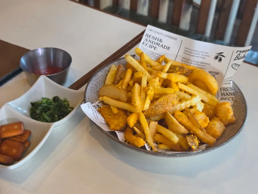 Fries dusted with seasoning powder