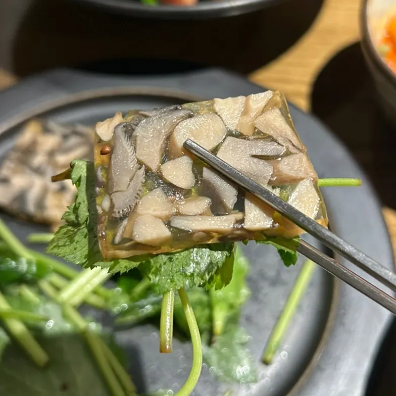전식으로 나온 버섯 편육