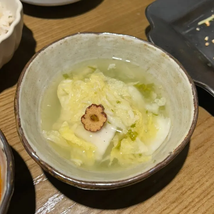 따뜻한 볶음 김치와 동치미