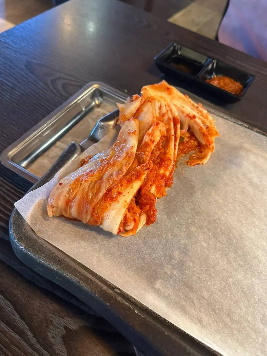 미나리 오겹살과 한우가 적힌 메뉴판
