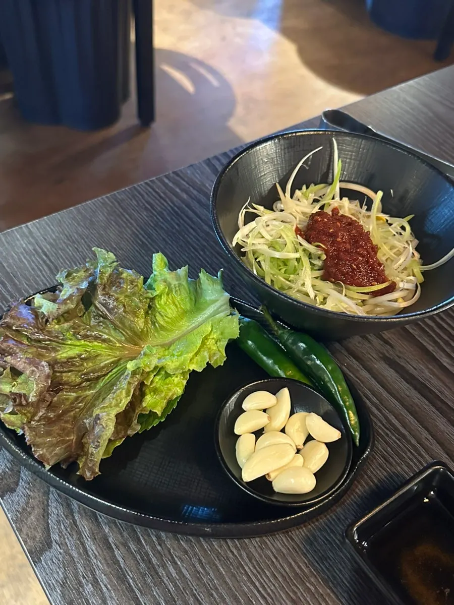 불판에 통으로 올린 김치