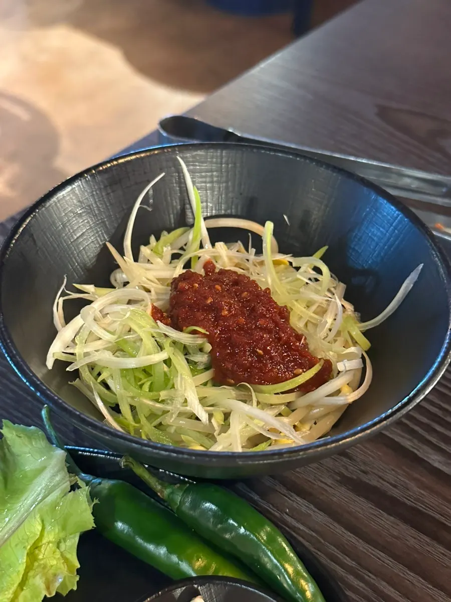 신선한 쌈 채소 한 접시