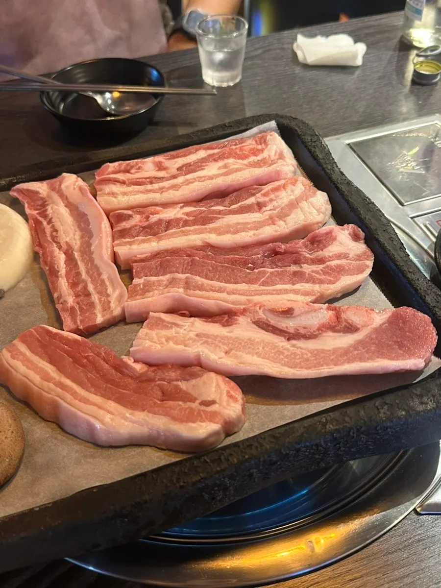 밑반찬이 차려진 고기 상차림