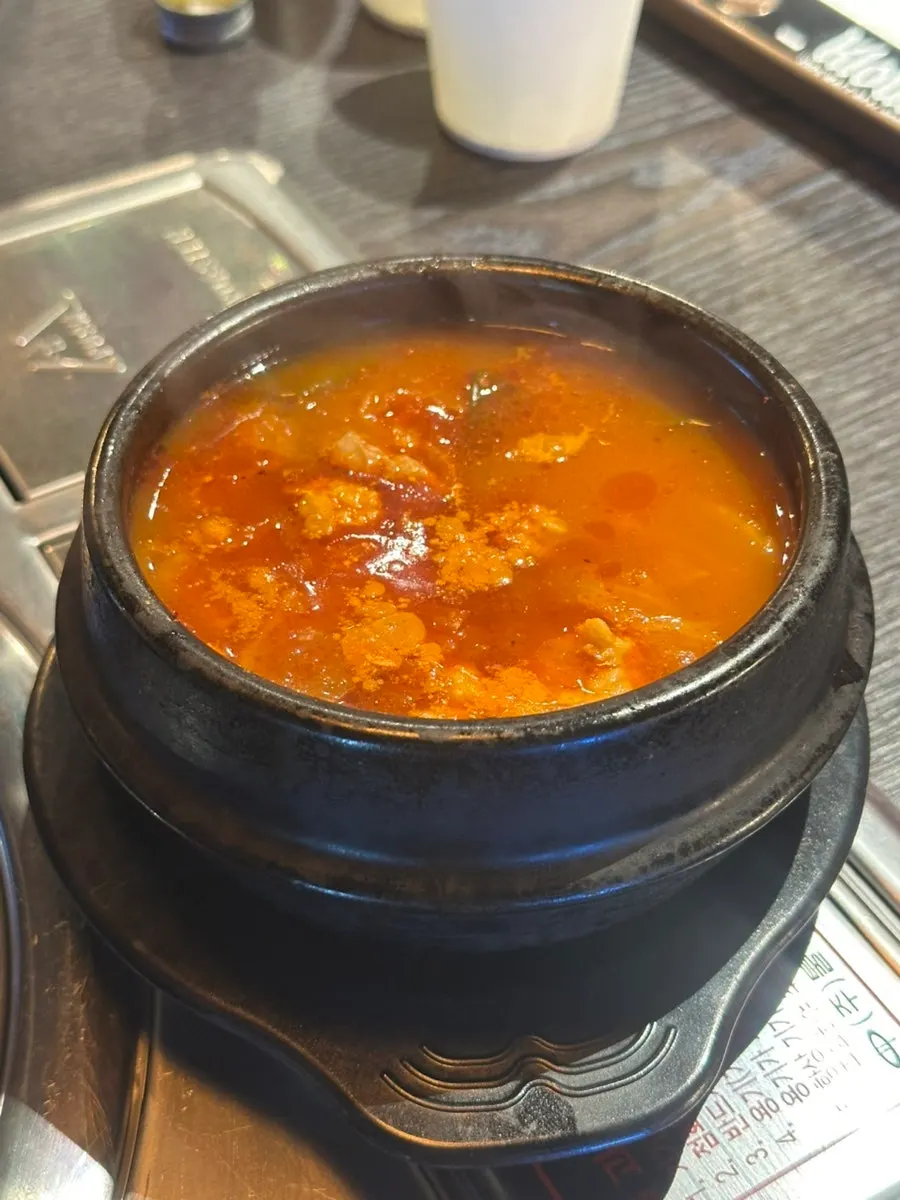 불판에 한 번에 올린 생 오겹살 3인분