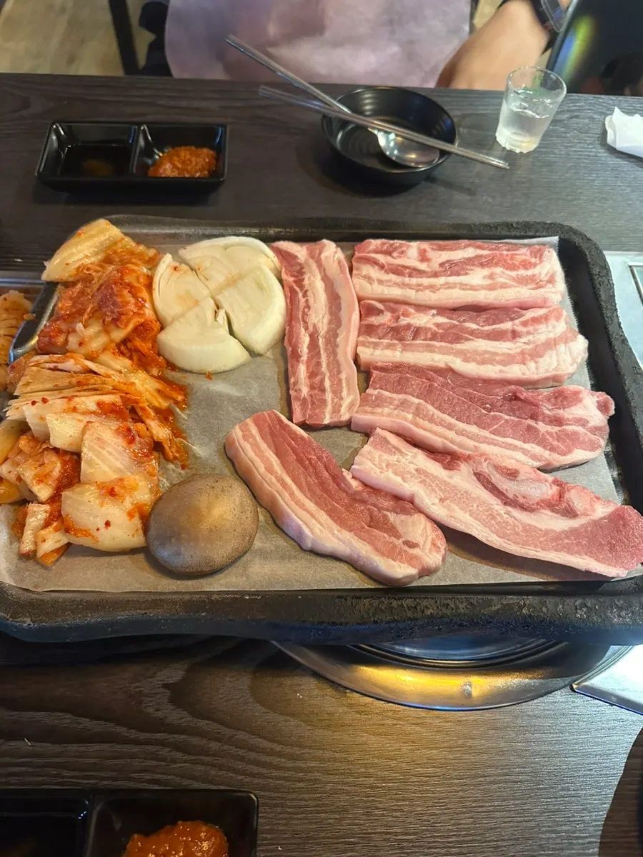 김치찌개와 함께 놓인 고기 불판