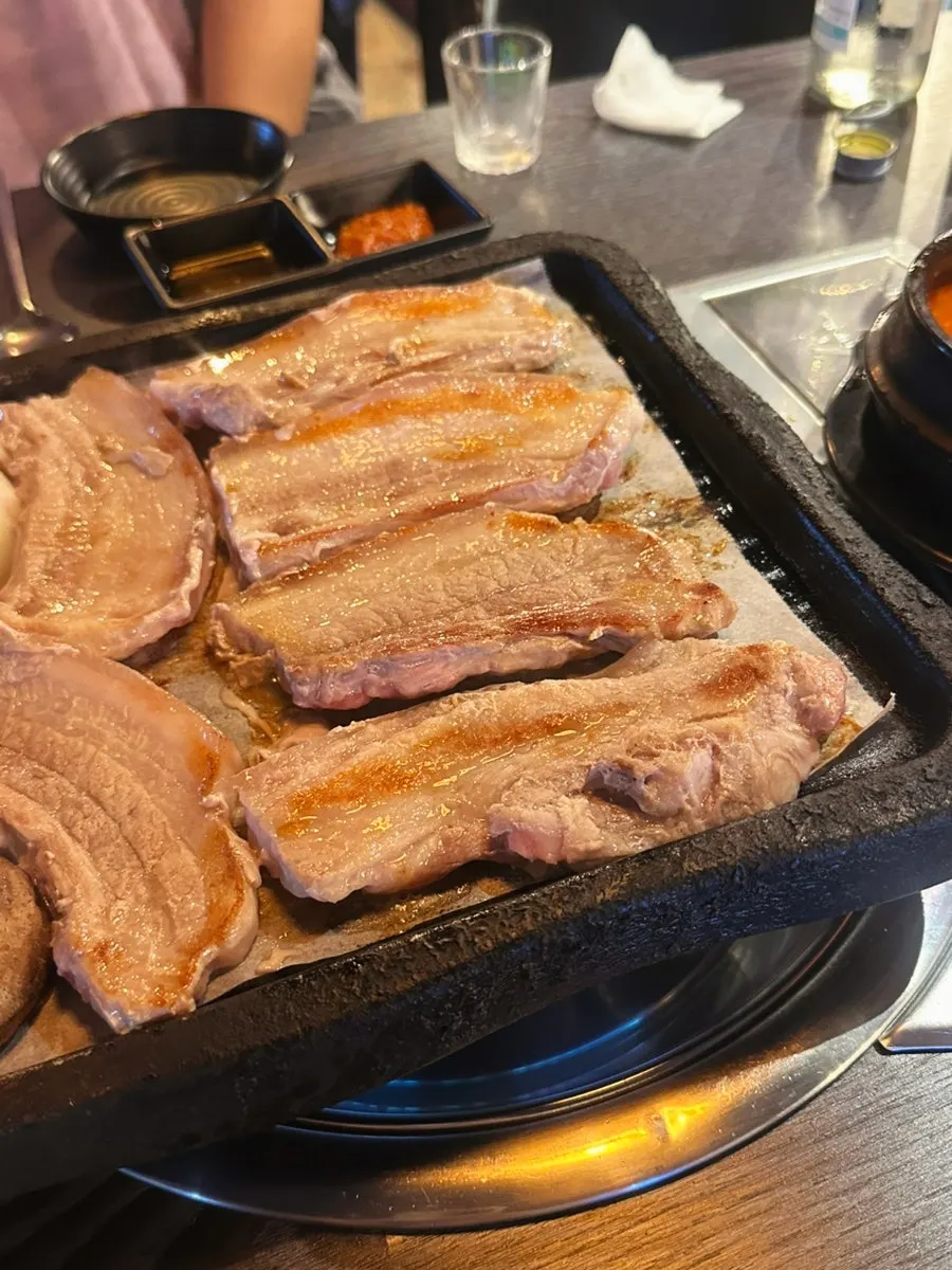 양파와 버섯, 김치를 함께 굽는 불판