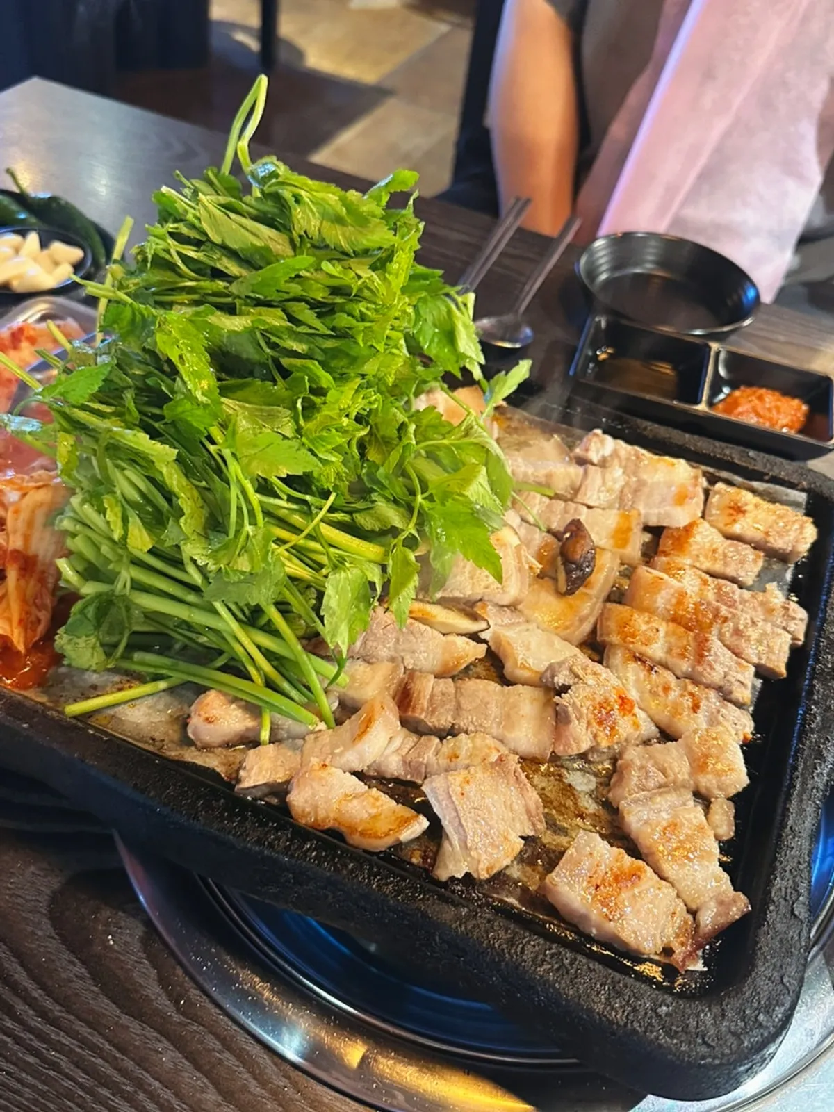 불판 위에 산더미처럼 올린 미나리