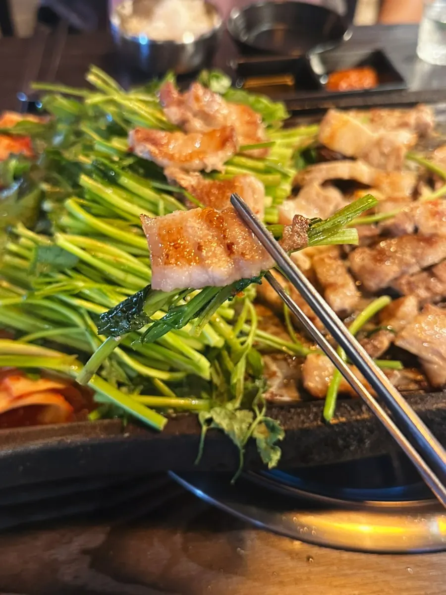 노릇하게 구워 미나리 위에 올린 고기