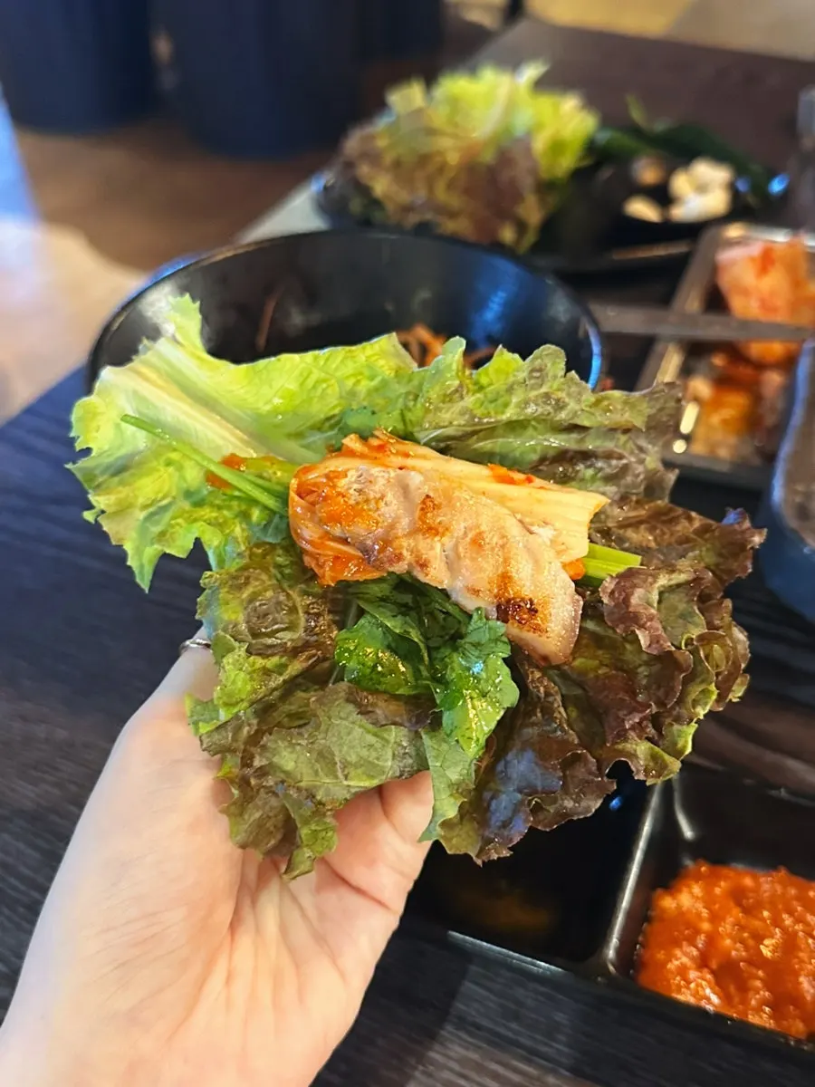 구운 김치와 미나리를 곁들인 삼합 한 입