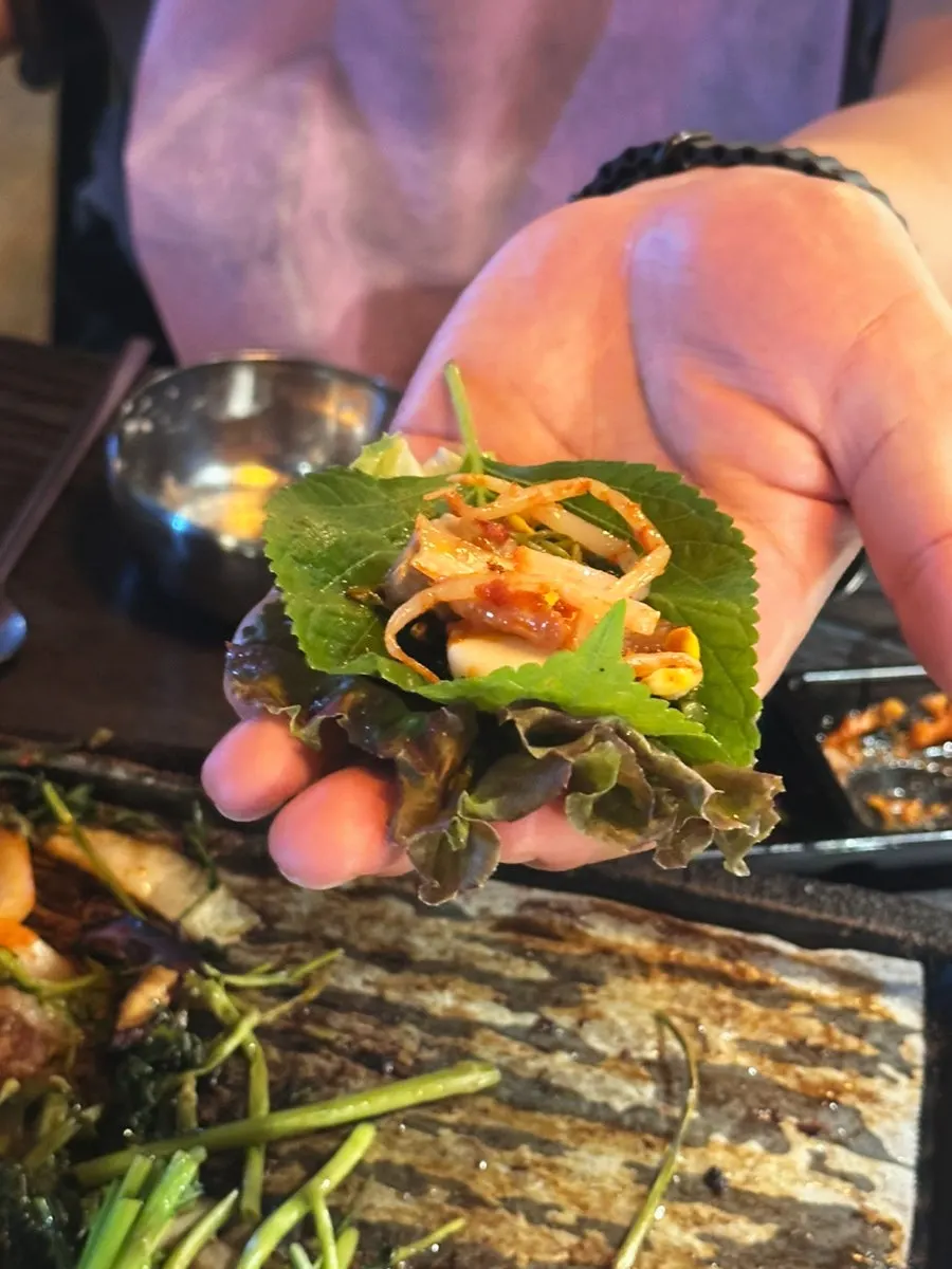 고기와 함께 놓인 소주 한 병