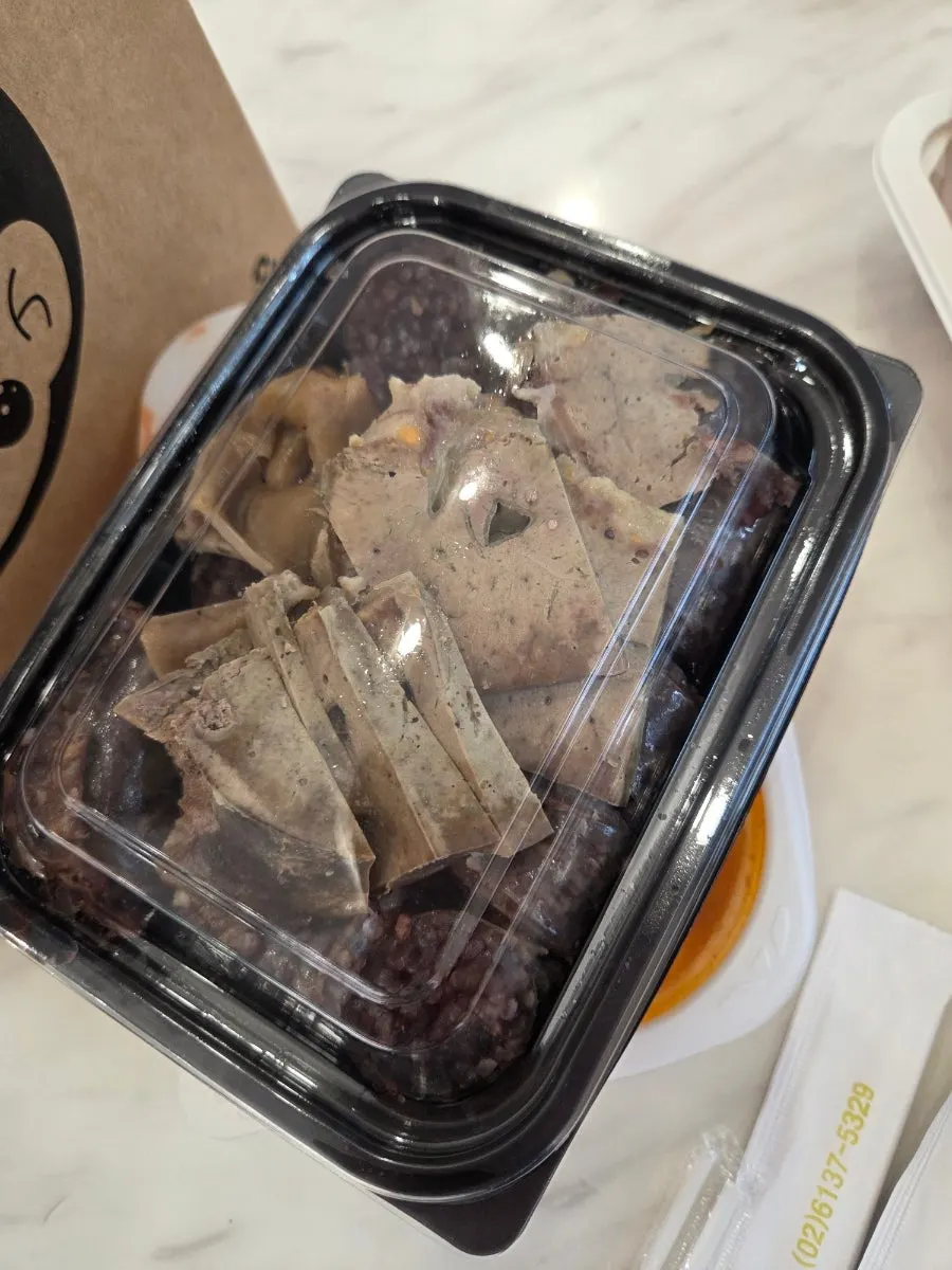Sealed packaging preventing broth from leaking