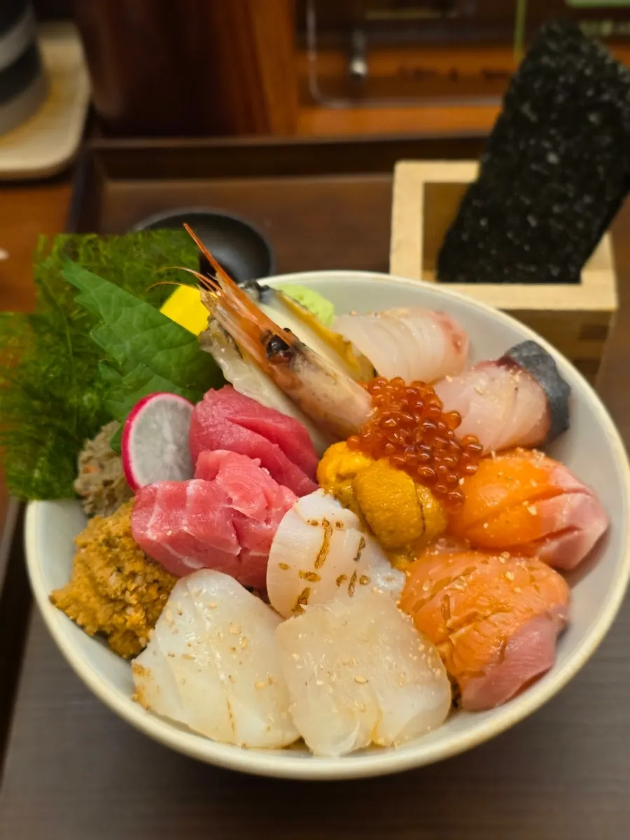 Premium kaisendon plated like a flower