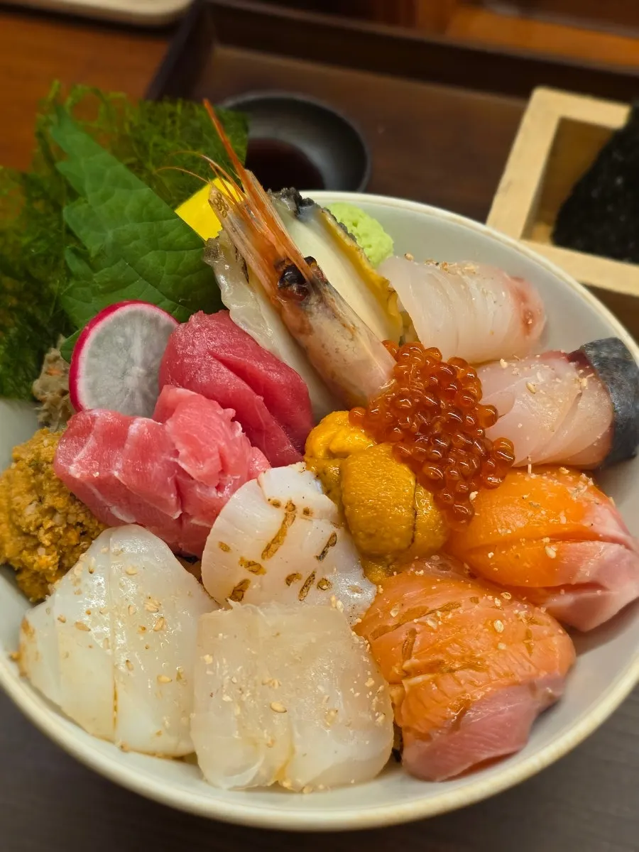 Kaisendon topped with thick sashimi, uni and salmon roe