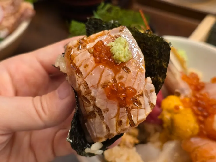 Kaisendon sashimi and rice wrapped in gim