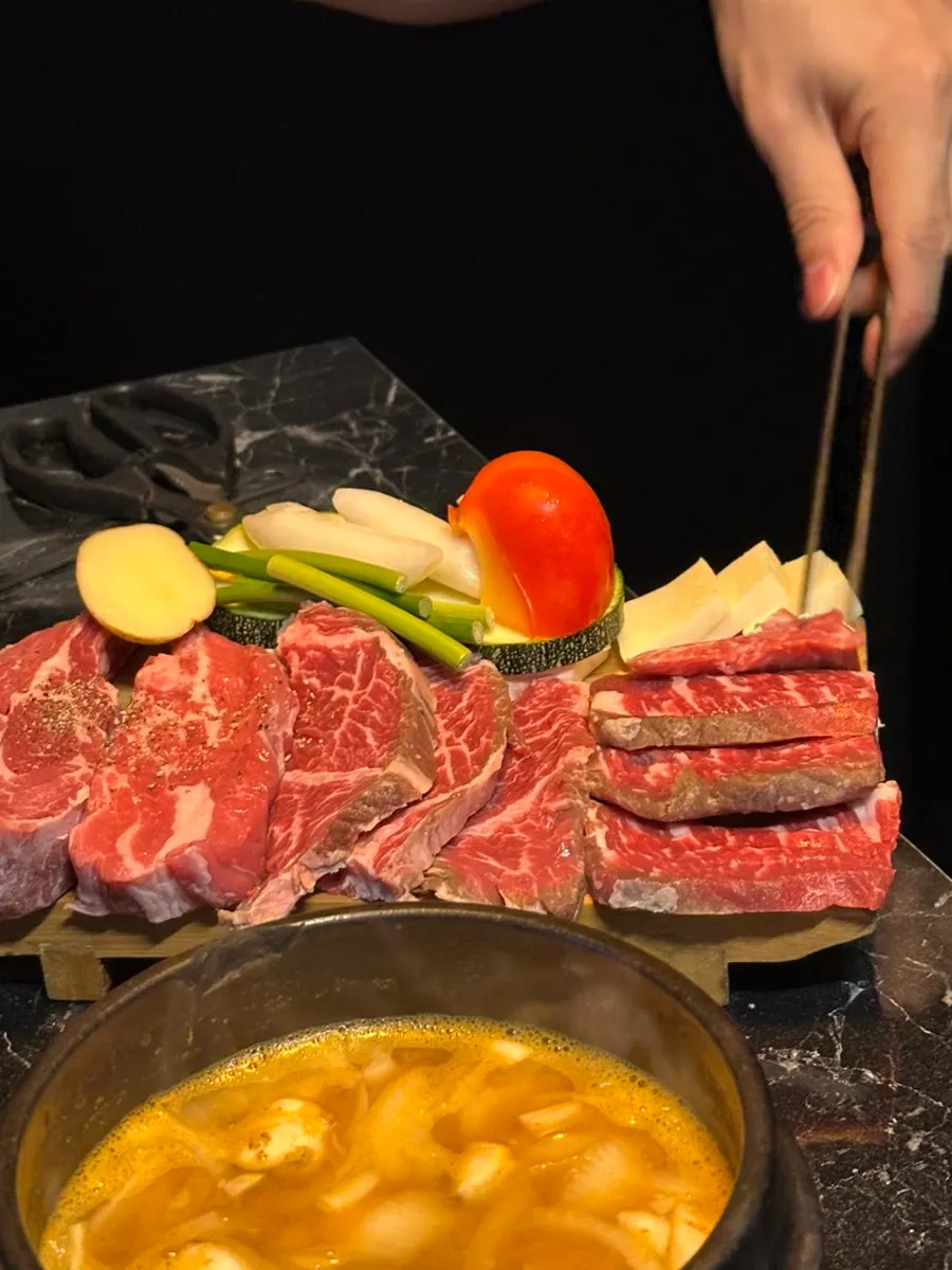 Galbi meat prepared in the order recommended by the staff