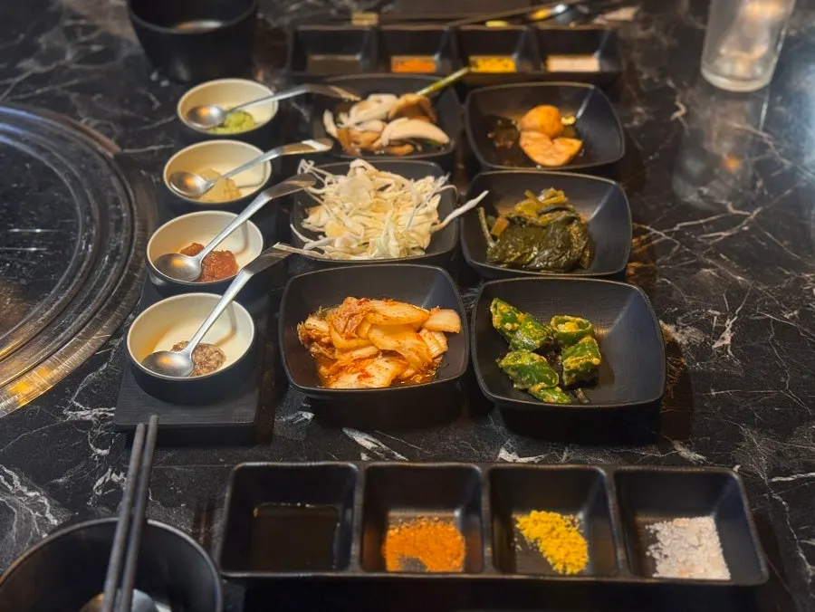 장아찌와 명이나물이 담긴 밑반찬 접시