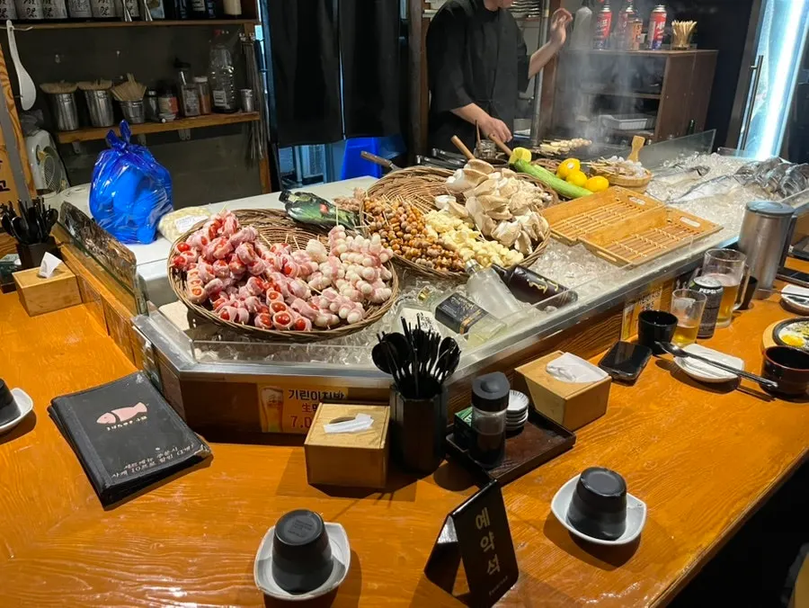 예약으로 가득 찬 주말 저녁 매장 분위기