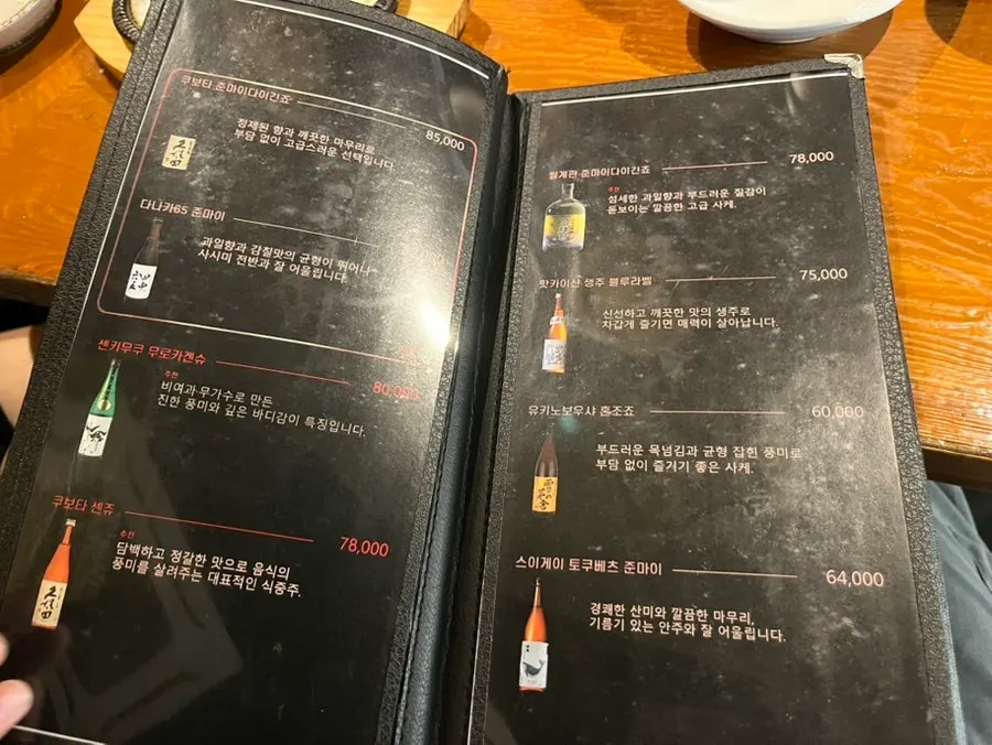 따뜻한 조명이 켜진 매장 내부 모습