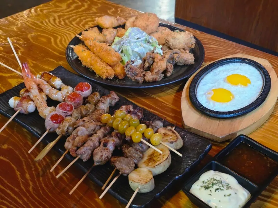 테이블에 차려진 세트 메뉴