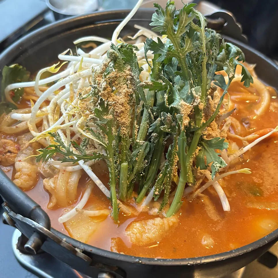 테이블에 차려진 차돌탄탄나베와 야끼소바