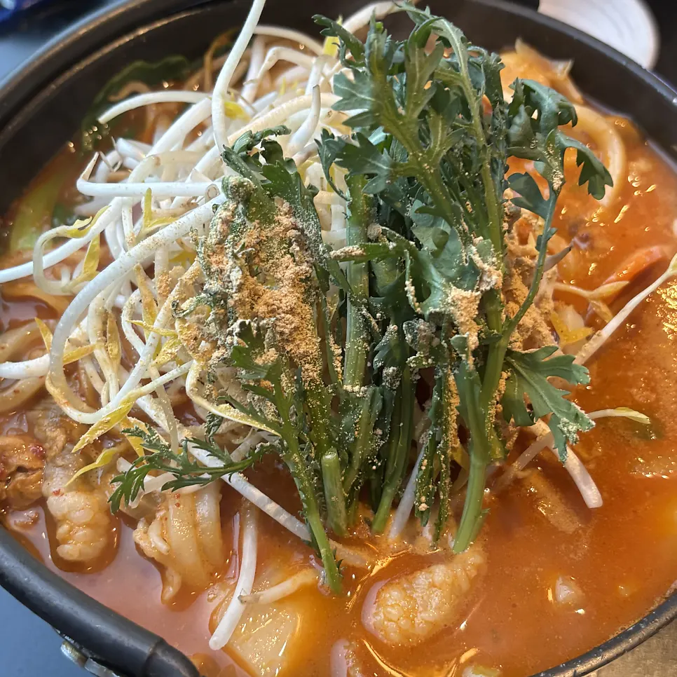 차돌박이와 채소가 가득한 차돌탄탄나베