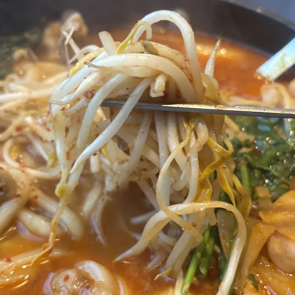앞접시에 덜어낸 차돌박이와 숙주