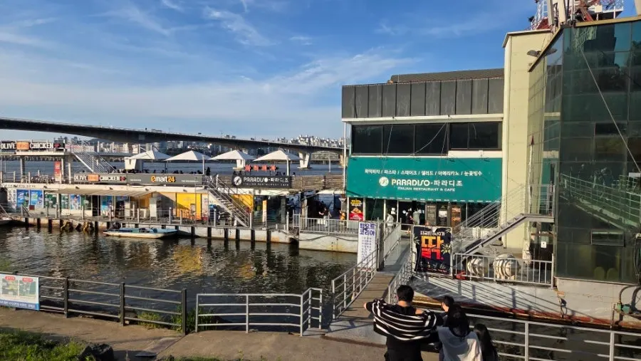 Unusual date experience on Seoul's Han River