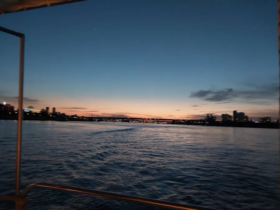 On-site Han River sailing experience