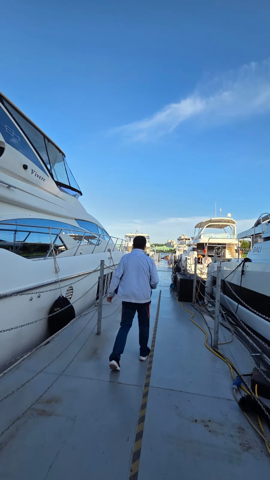 Sailing Paradise boarding process