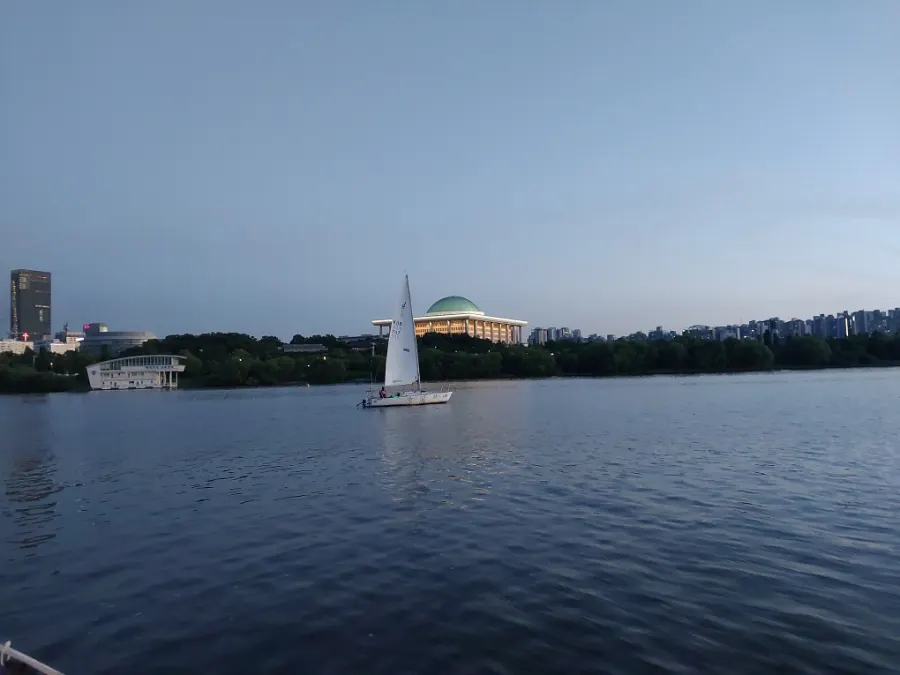 Sailing yacht setting off on the Han River