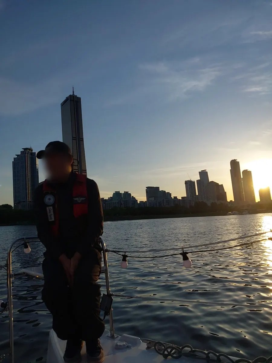Seoul night-view sailing yacht