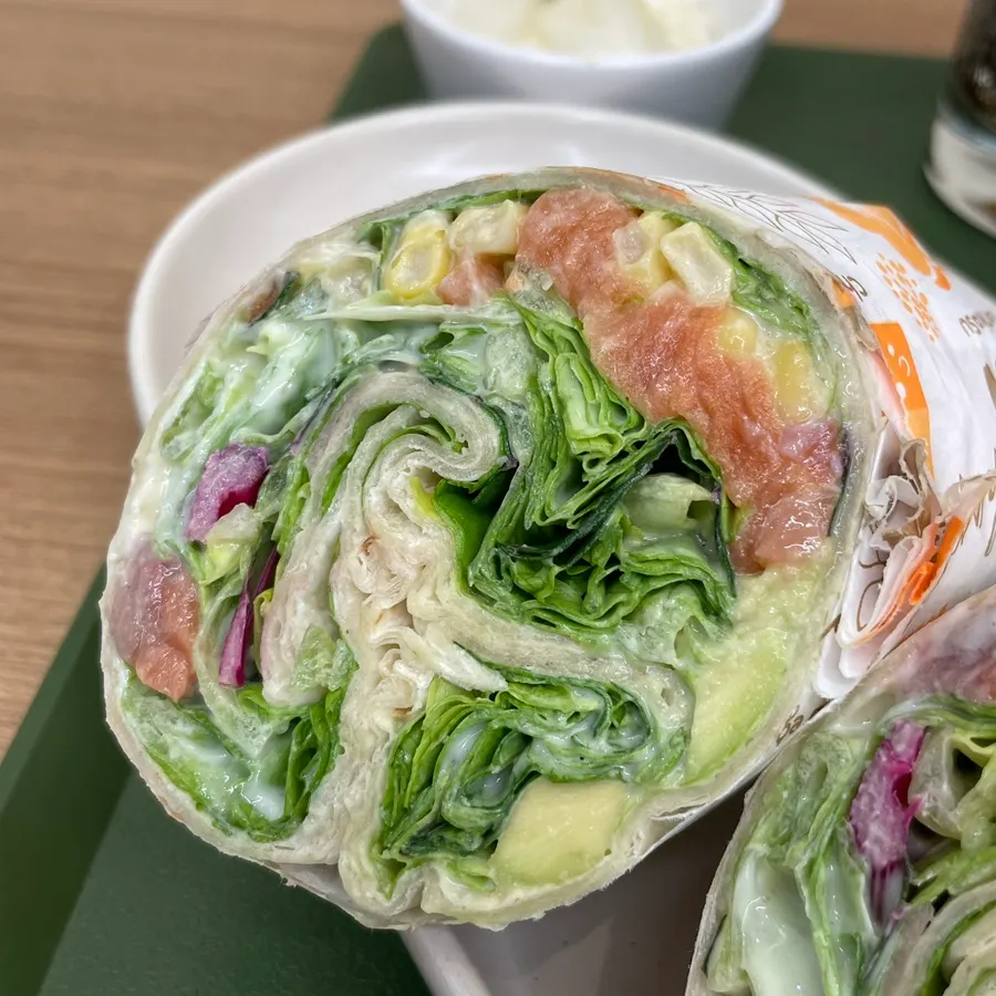반으로 자른 아보카도연어랩 단면