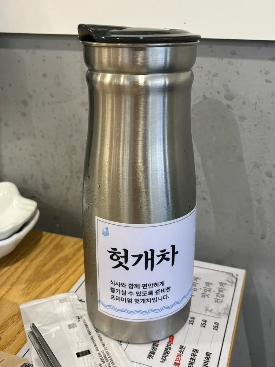 보리밥과 강된장, 김치가 놓인 셀프바