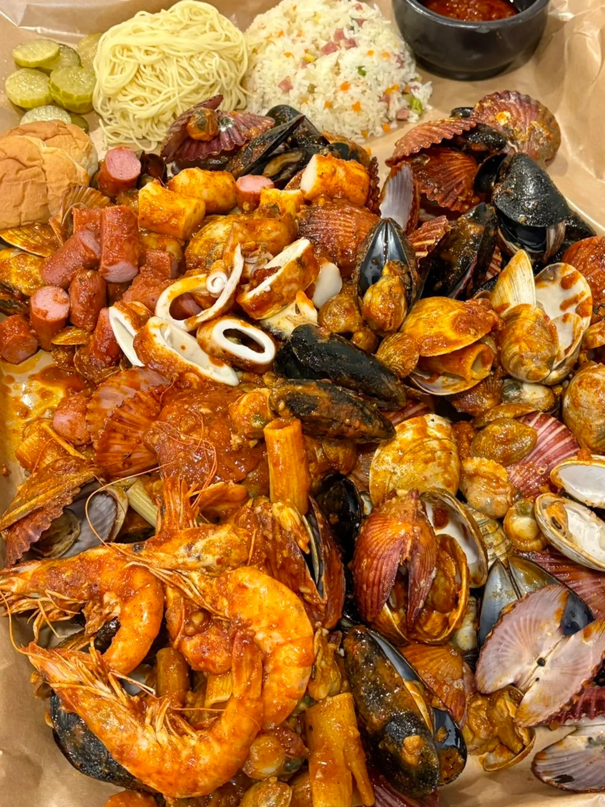 카운터에 놓인 사탕과 치실, 가글