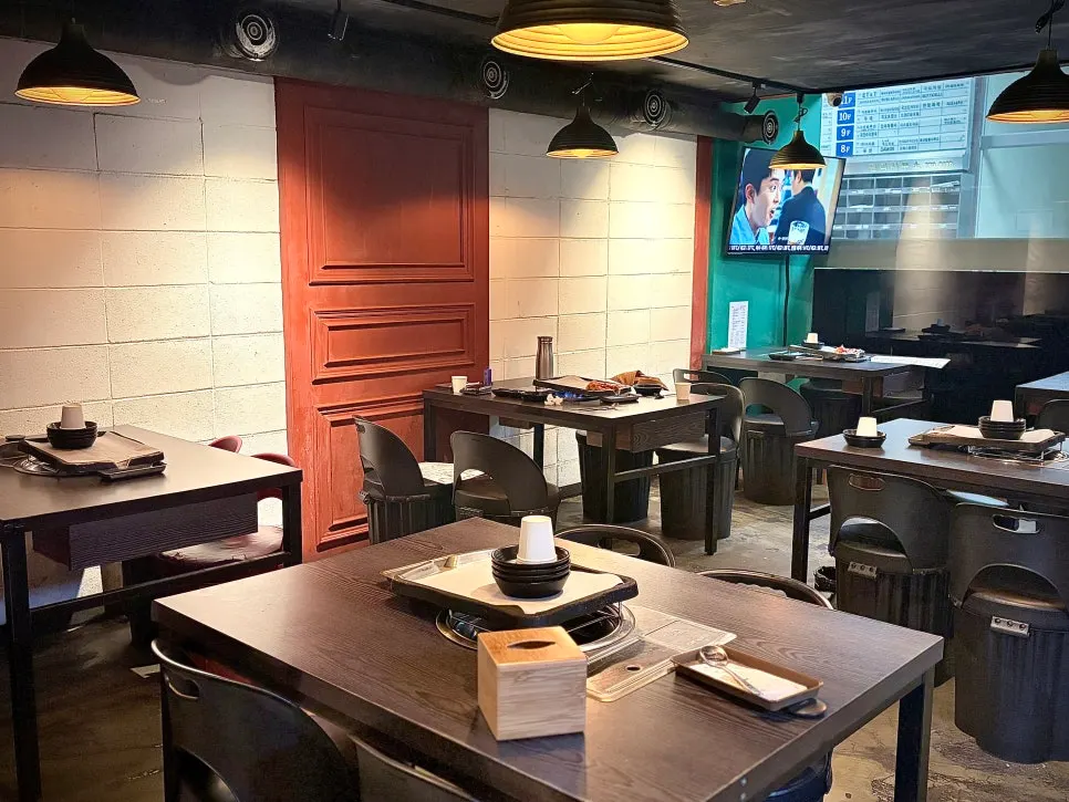 First-floor standing seating at Smile Samgyeop Main Branch