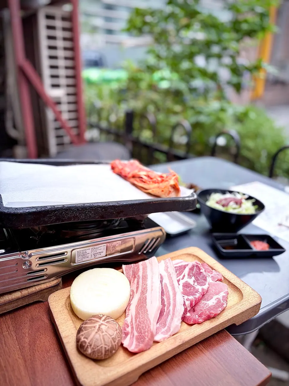 Patio table setting with no partitions