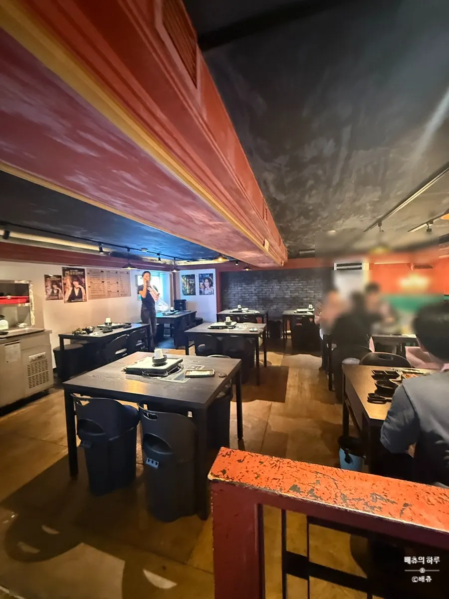 View of the 1st floor seating at Smile Samgyeop Main Branch