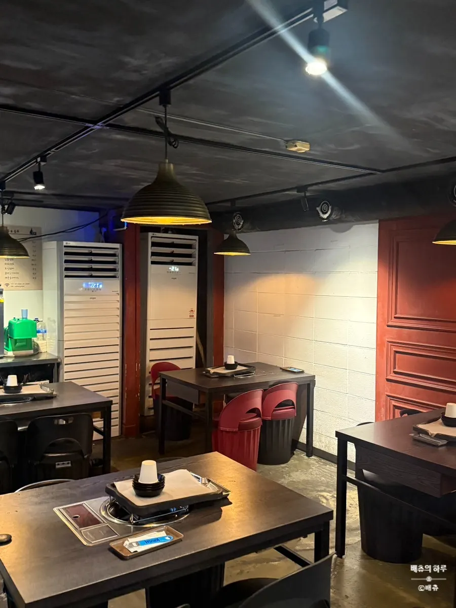 Group seating atmosphere on the 2nd floor of Smile Samgyeop Main Branch