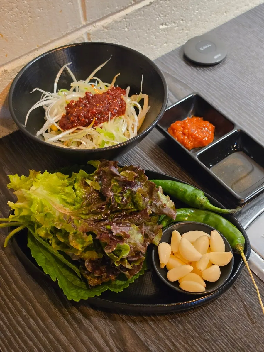 상추 깻잎 마늘 등 기본 반찬 세팅