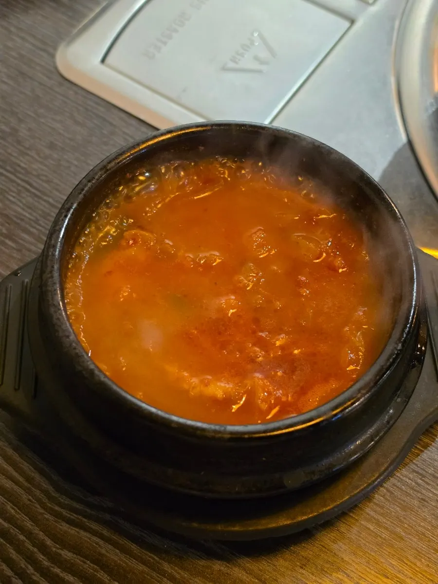 기본으로 나온 김치찌개와 양념 파채