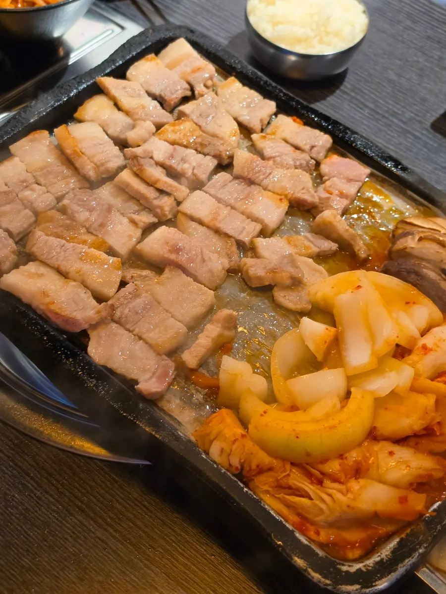 노릇하게 구워 잘라준 삼겹살