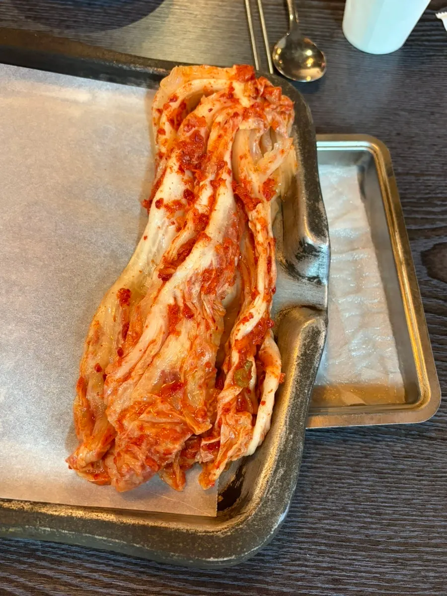 불판 위에 올려진 잘 익은 김치