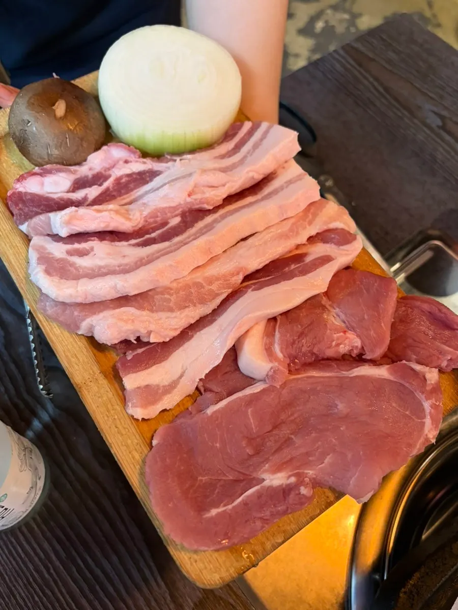 삼겹살 2인분과 목살 1인분 생고기 상차림