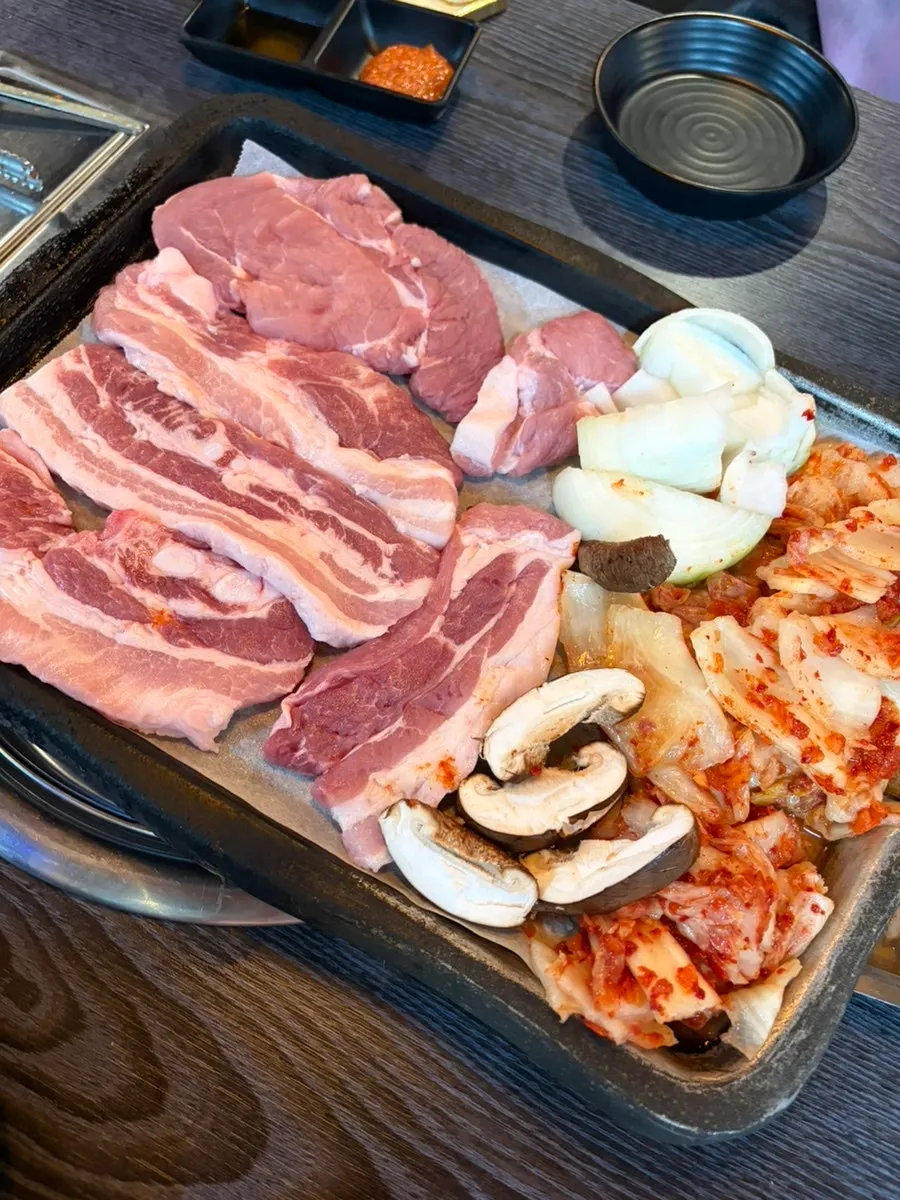 지방과 살코기가 선명한 한돈 생삼겹살