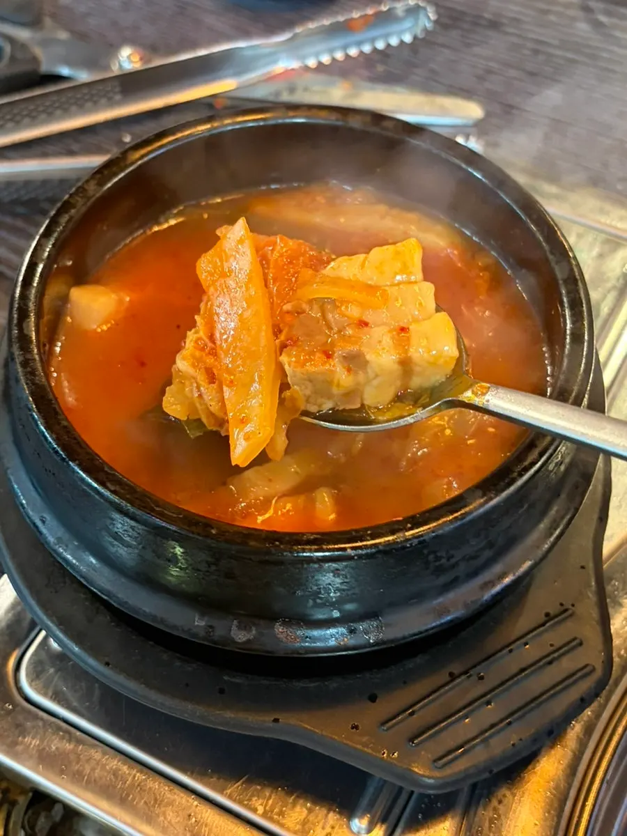 기본 제공되는 김치찌개 한 냄비